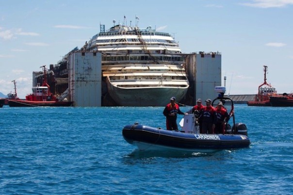 La Concordia scortata all'ingresso del porto di Genova Prà-Voltri