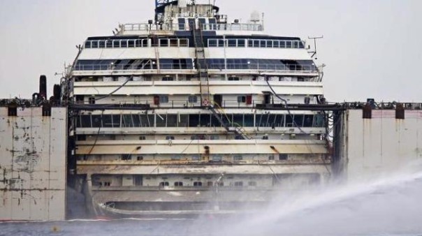 Gli ultimi ponti emersi della Concordia, progressivamente riaffiora anche la prua