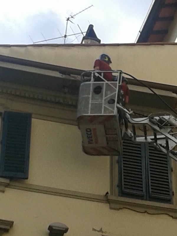 L'intervento dei Vigili del Fuoco in via Santa Caterina da Siena