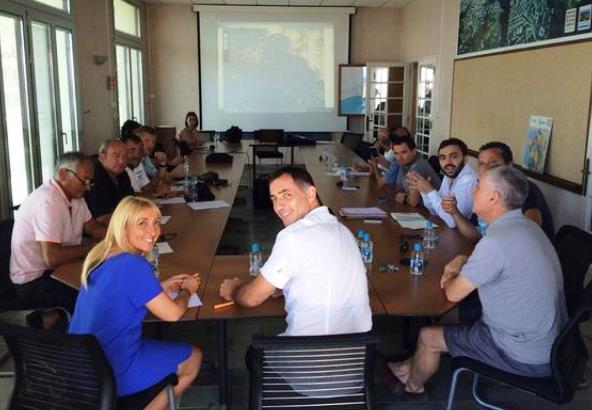 Da Twitter: il sindaco di Bastia, Gilles Simeoni, e la sua vice Emmanuelle De Gentili davanti al maxischermo con la rotta della Concordia