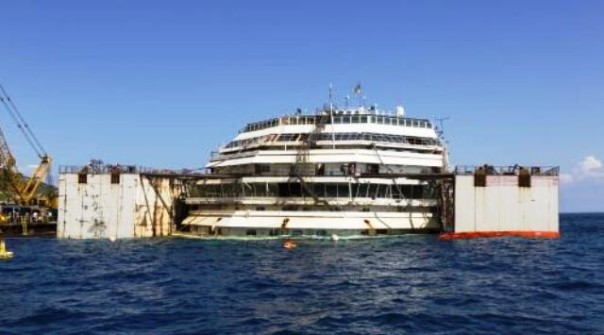 Il relitto della Costa Concordia, di nuovo a galla