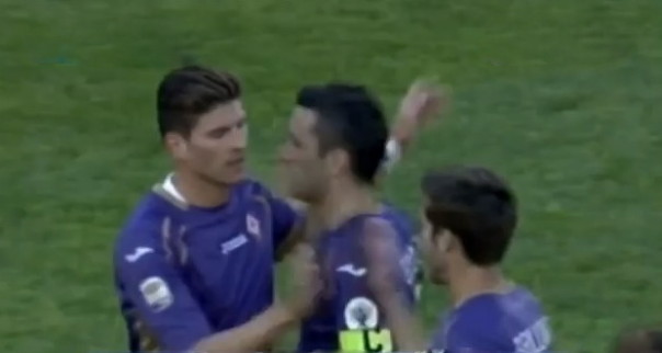 Mario Gomez dopo aver segnato il gol della vittoria contro gli Estudiantes