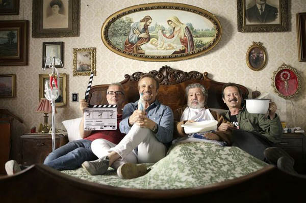 Il regista Luca MIniero insieme a Christian De Sica, Lello Arena e Rocco Papaleo