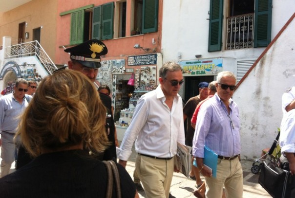 Al centro il presidente della Toscana, Enrico Rossi