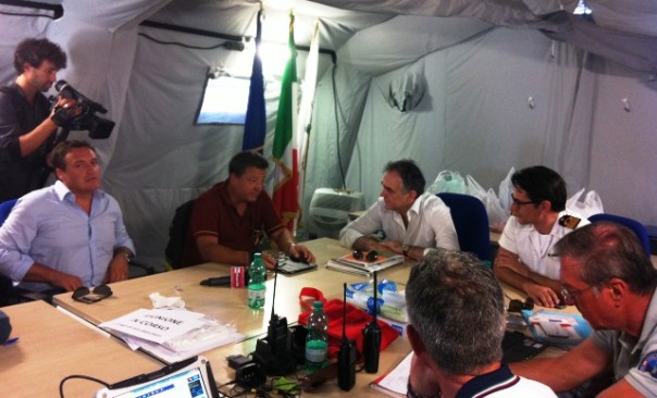 Giglio 25 luglio 2014. Enrico Rossi ascolta il comandante dei Vigili del fuoco di Grosseto, Ennio Aquilino