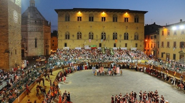 Piazza del Duomo, a Pistoia, durante una recente edizione della Giostra dell'Orso (dal sito www.giostradellorso-pistoia.it)