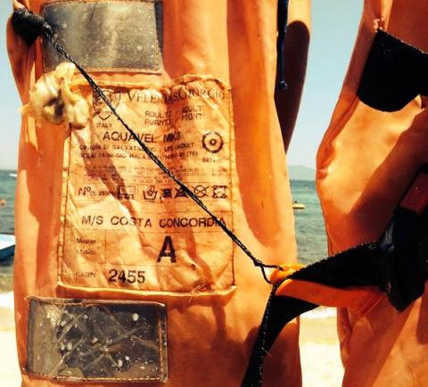 Il giubbotto salvagente della Concordia rinvenuto il 19 luglio sulla spiaggia dell'Arenella, al Giglio (foto da Twitter, di Chiara Organtini)