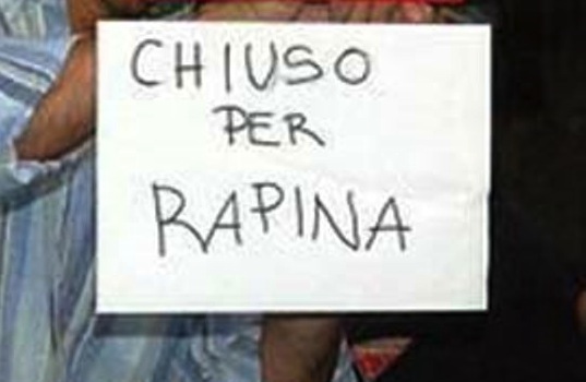 Il-rapinatore-si-è-dato-alla-fuga-a-bordo-di-uno-scooter-guidato-da-un-complice