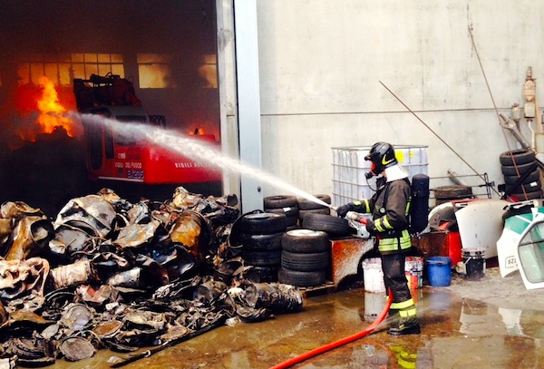 I vigili del fuoco durante l'intervento a Empoli