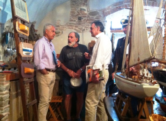 Isola del Giglio 25 luglio 2014 da sinistra il sindaco Sergio Ortelli, lo skipper Argentino Pini e il presidente Enrico Rossi