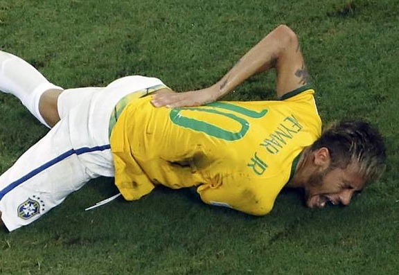 Neymar a terra dolorante dopo essere stato colpito duro dal colombiano Zuniga, difensore del Napoli