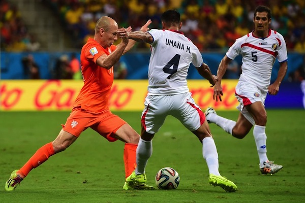 Robben (Olanda)  nella morsa di due difensori costaricani