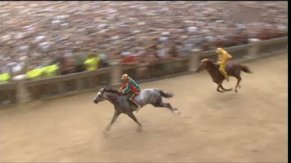 Il fantino Salasso su Oppio in testa per il Drago al Palio 