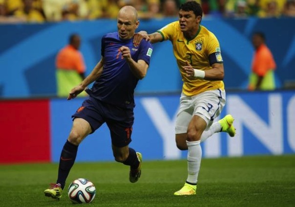 Robben, asso olandese inseguito da Thiago Silva, capitano brasiliano