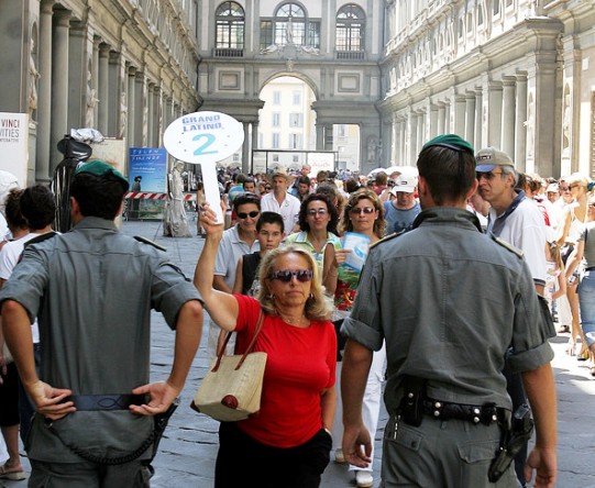Guida Turistica che porta un gruppo alla Galleria degli Uffizi