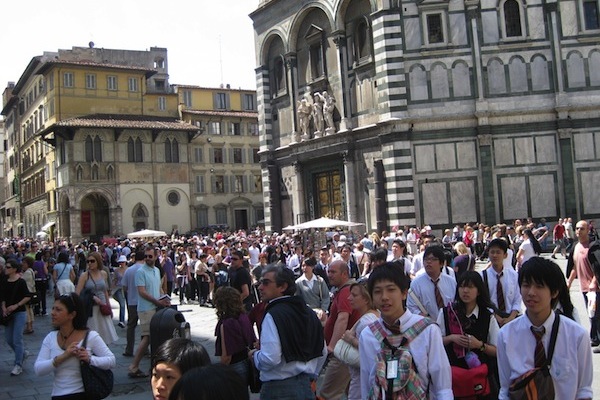 Turisti in piazza Duomo, di fronte al Battistero
