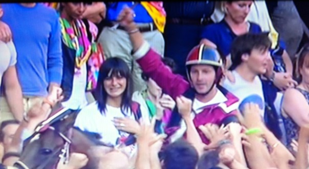 Andrea Mario, detto Brio, esulta dopo la vittoria per la Civetta