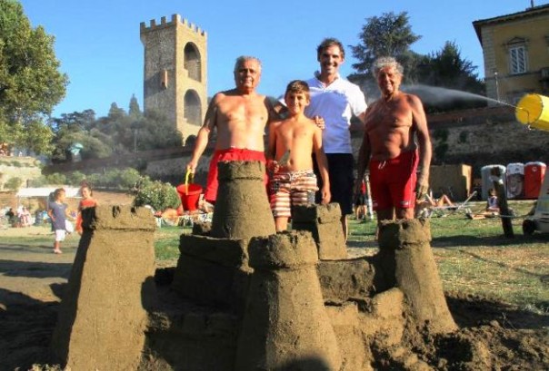 Castelli di sabbia a Easy Living, la spiaggia sull'Arno