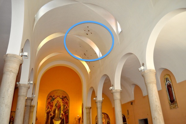 Il danno all'interno della cheisa di san Rocco