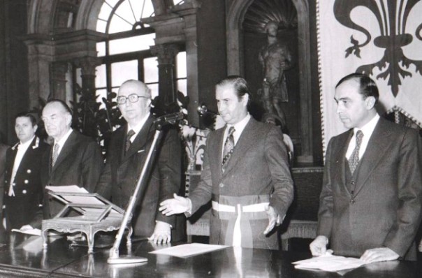 Giovanni Spadolini (al centro) nel Salone dei Cinquecento