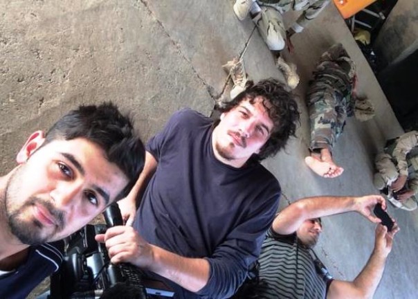 Il videoreporter Simone Camilli, al centro (foto dall'account Twitter di Zana Mahmood)
