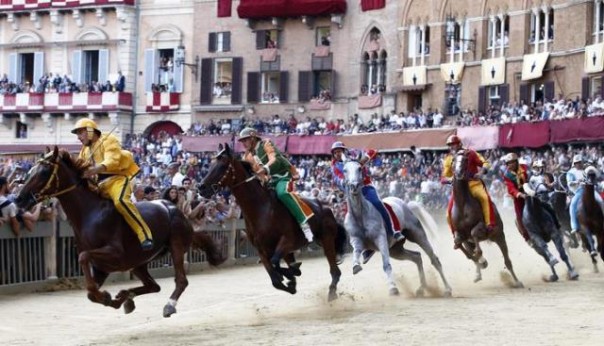 Una carriera del Palio di Siena