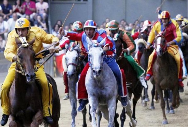 Palio di Siena, i fantini spronano i cavalli
