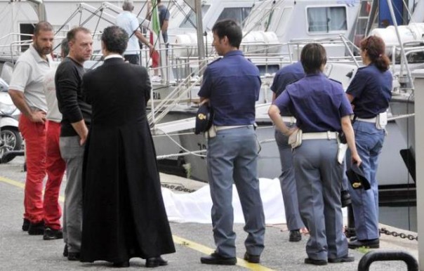 La polizia, i portuali e il cappellano militare sul luogo del ritrovamento del cadavere del prete