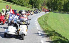 Raduno di appassionati della Vespa2