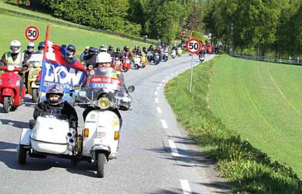 Raduno di appassionati della Vespa