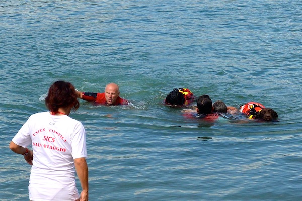 Il momento del salvataggio sul lago di Bilancino