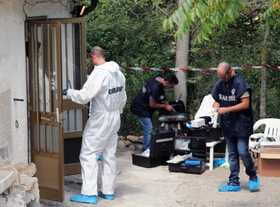 San Fele, i rilievi dei carabinieri nella casa della famiglia sterminata