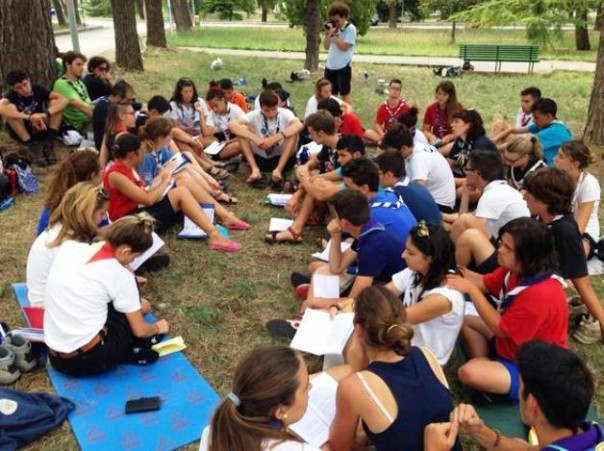 Un gruppo di scout lavora alla Carta del Coraggio (foto da Twitter, Carlotta Giordano)2