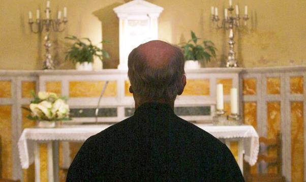 Un sacerdote in chiesa
