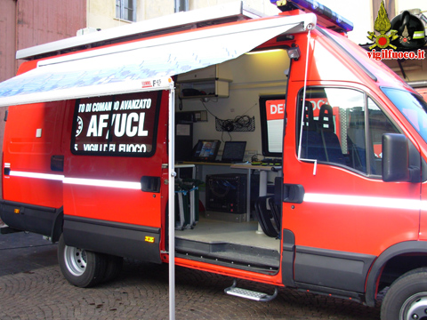 Un mezzo dei Vigili del Fuoco attrezzato a Unità di VComando Locale per le ricerca persone