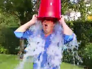 Matteo Renzi durante la sua doccia gelata al Forte dei Marmi in faviore della lotta alla Sla