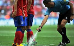 Arbitro con bomboletta spray: ecco la scena che vedremo tante volte durante le partite