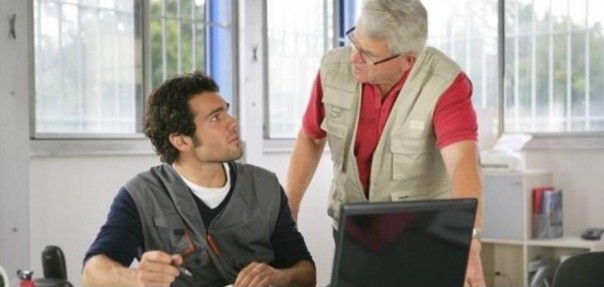 Ricambio al lavoro fra vecchi e giovani