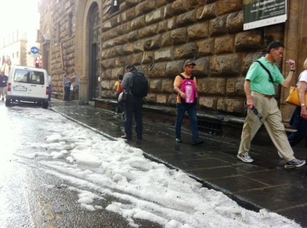 Bomba di grandine a Firenze, in via Cavour sembra che abbia nevicato