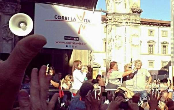 Corri La Vita 2014, Giancarlo Antognoni starter (foto dal profilo Twitter di StileFirenze)