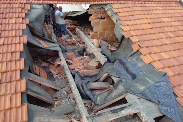 Il tetto crollato in piazza Nobili a Firenze 