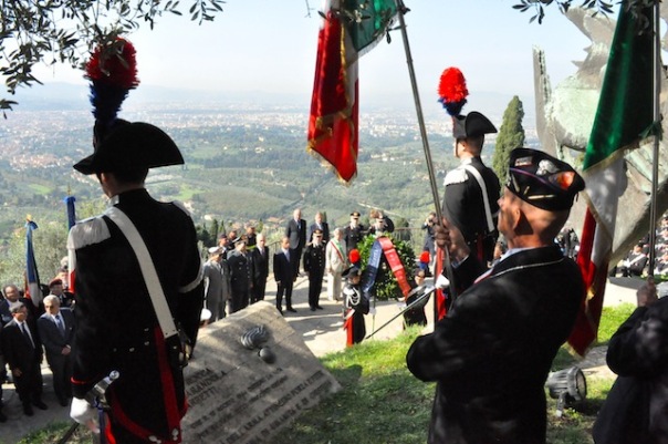 La cerimonia davanti al monumento ai Caduti