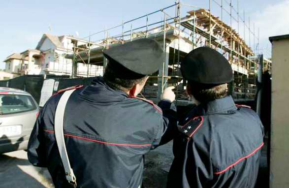 Denunciato un piastrellista, in malattia dalla ditta lavorava al nero