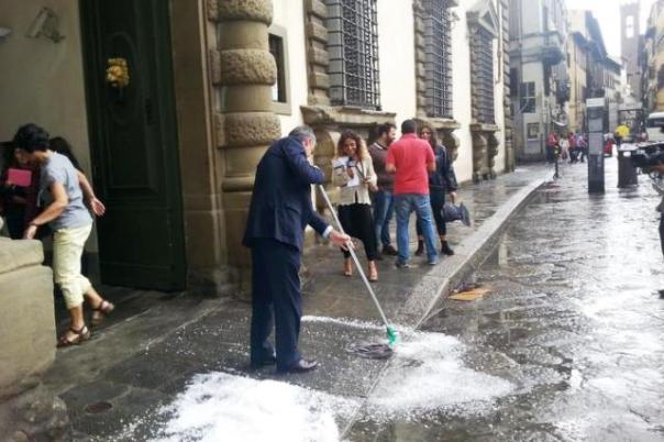 Firenze, Enrico Rossi spazza via la grandine davanti a Palazzo Strozzi Sacrati, sede della Giunta regionale