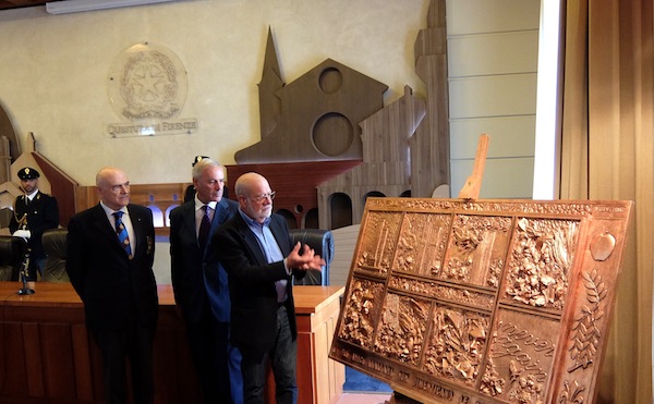 Lo scultore Roberto Ciabani durante la presentazione. Con lui da sinistra Sergio Tinti e il questore Raffaele Micillo