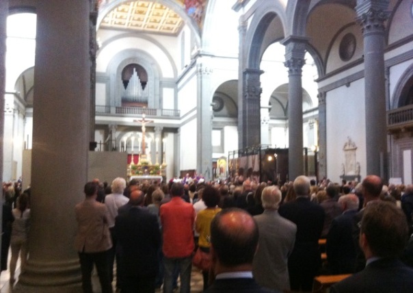 La Basilica di San Lorenzo, gremita per i funerali di don Fabrizio Porcinai