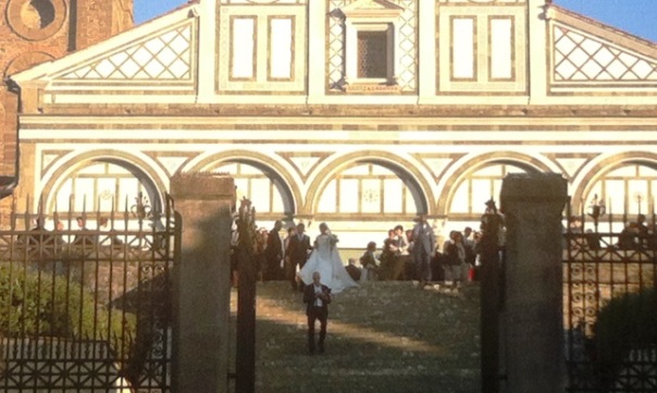 Marco Carrai e Francesca Campana Comparini, si mostrano da lontano agli obiettivi dei fotografi