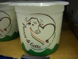 Una delle confezioni di falsa mozzarella di bufala sequestrate