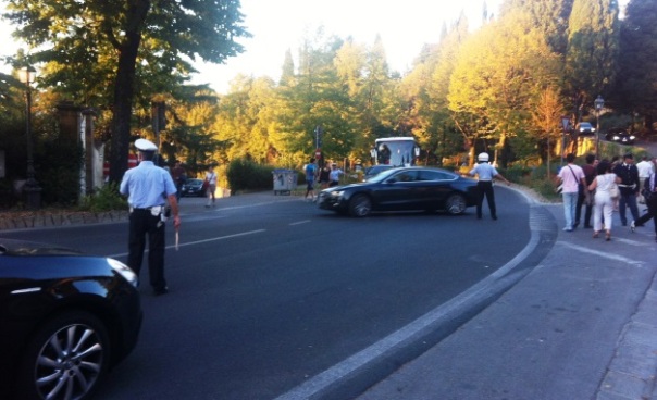 Traffico regolato dai vigili sul viale michelangelo per consentire ai vip di transitare all'uscita del matrimonio