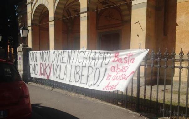 Uno striscione per Riccardo Magherini nel giorno della tumulazione a Soffiano